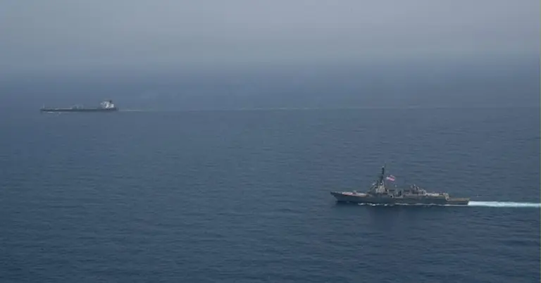 সমুদ্রে টহলরত মার্কিন যুদ্ধজাহাজ